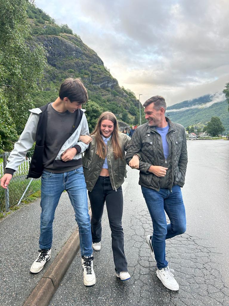 een van de dingen waar ik blij van word: mijn familie. daarom deze foto waar ik duidelijk gelukkig ben met mijn broertje en vader.