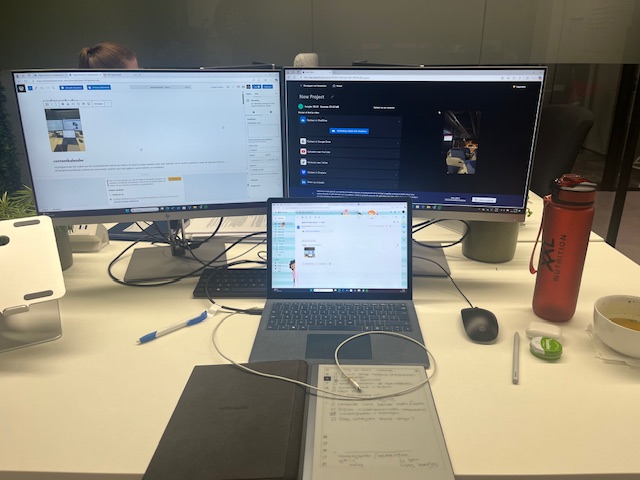 Merel hard aan het werk op haar werkplek.